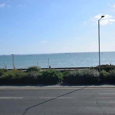 5 Bedroom Beach Front Property Саутенд-он-Си Экстерьер фото